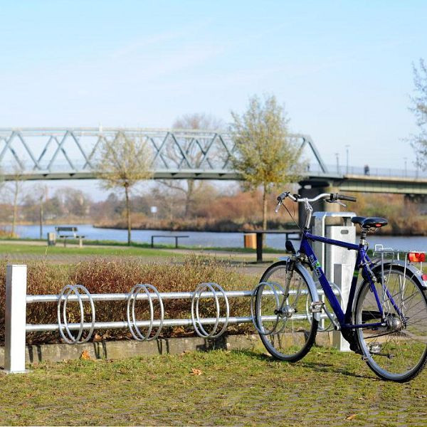 Rasti ATEMPA Fahrradständer, Grundfeld zur Bodenbefestigung (zum Aufschrauben), einseitig für 3 Einstellplätze in 90°, F21700