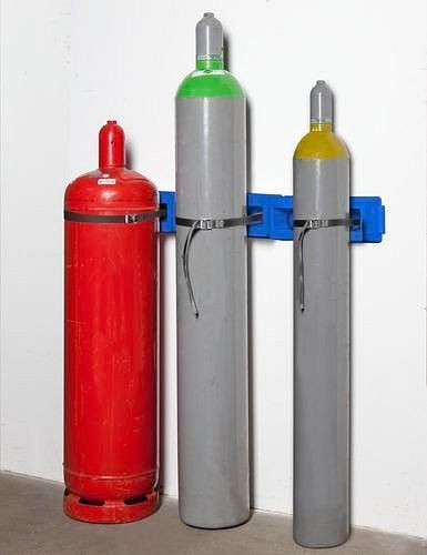 DENIOS Gasflaschen-Wandhalter WH 3-P universal aus Polyethylen (PE), für 3 Flaschen (max. Ø 320 mm), 241361